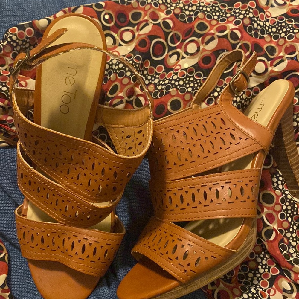Me too brand. Dark tan sandal 4” pumps. Get ready for summer wear!